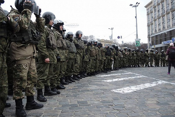 В центрі Києва покидались камінням в вікна російських банків та офіса Ахметова - фото 1 В центрі Києва покидались камінням в вікна російських банків та офіса Ахметова - фото 1