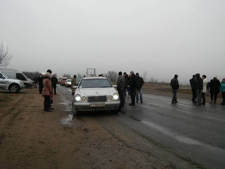 На Одещині "Автомайдан" та жителі одного з сіл заблокували трасу Одеса - Кишинів - фото 1