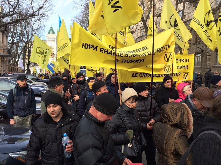 Учасники "Революції гідності" йдуть маршем до Порошенка - фото 3