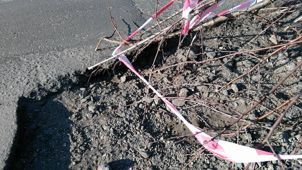 Це не яма, а окоп: миколаївці скаржаться на чергову яму на дорозі
