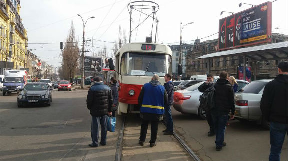У Києві водій-мудак заблокував рух трамваїв - фото 3