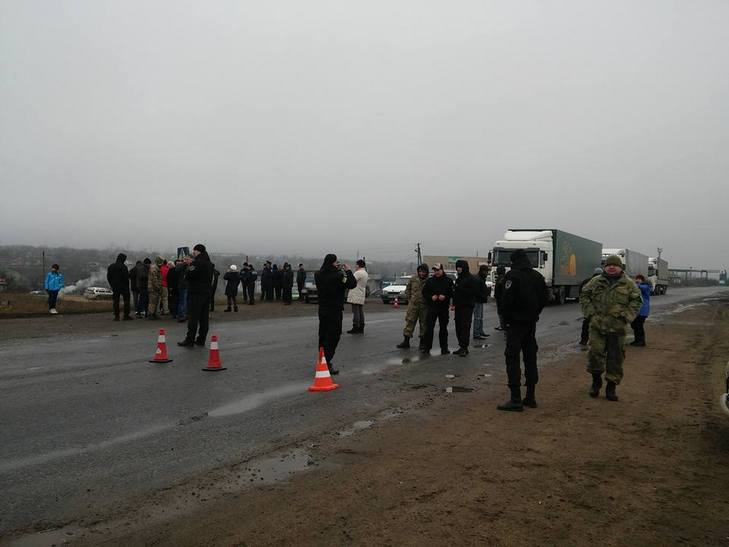На Одещині "Автомайдан" та жителі одного з сіл заблокували трасу Одеса - Кишинів - фото 4