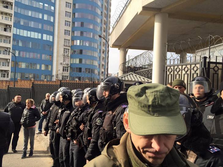 В Одесі ативісти спробували взяти штурмом консульство Росії - фото 4