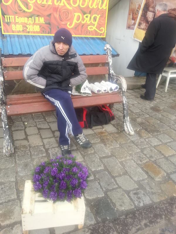 Попри заборону, у самому центрі Ужгорода масово продають первоцвіти - фото 1