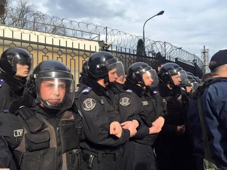 В Одесі ативісти спробували взяти штурмом консульство Росії - фото 3