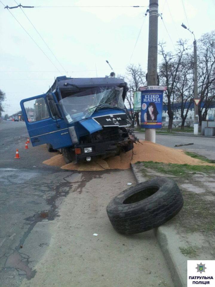 У Миколаєві водій зерновозу заснув за кермом та влетів у вантажівку - фото 2