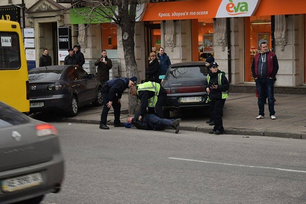 У Дніпропетровські нові поліцейські затримали втікача "носом в асфальт" - фото 1