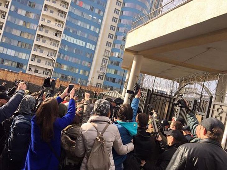 В Одесі ативісти спробували взяти штурмом консульство Росії - фото 1