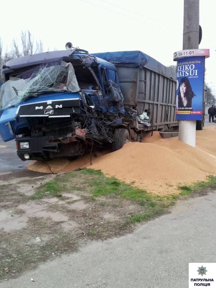 У Миколаєві водій зерновозу заснув за кермом та влетів у вантажівку - фото 1
