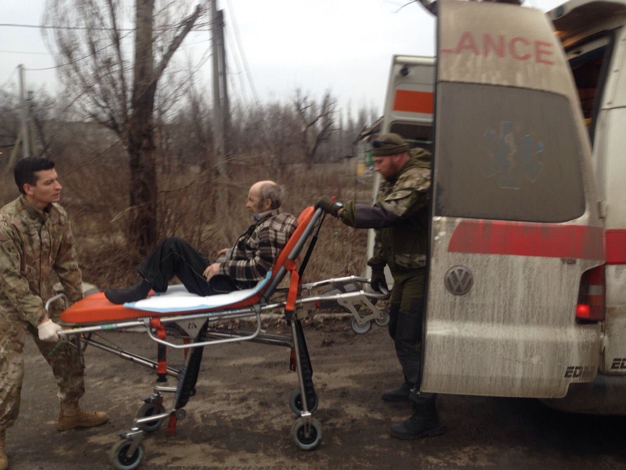Як волонтери та військові рятують немічних покинутих стариків на Донбасі (ФОТО) - фото 5
