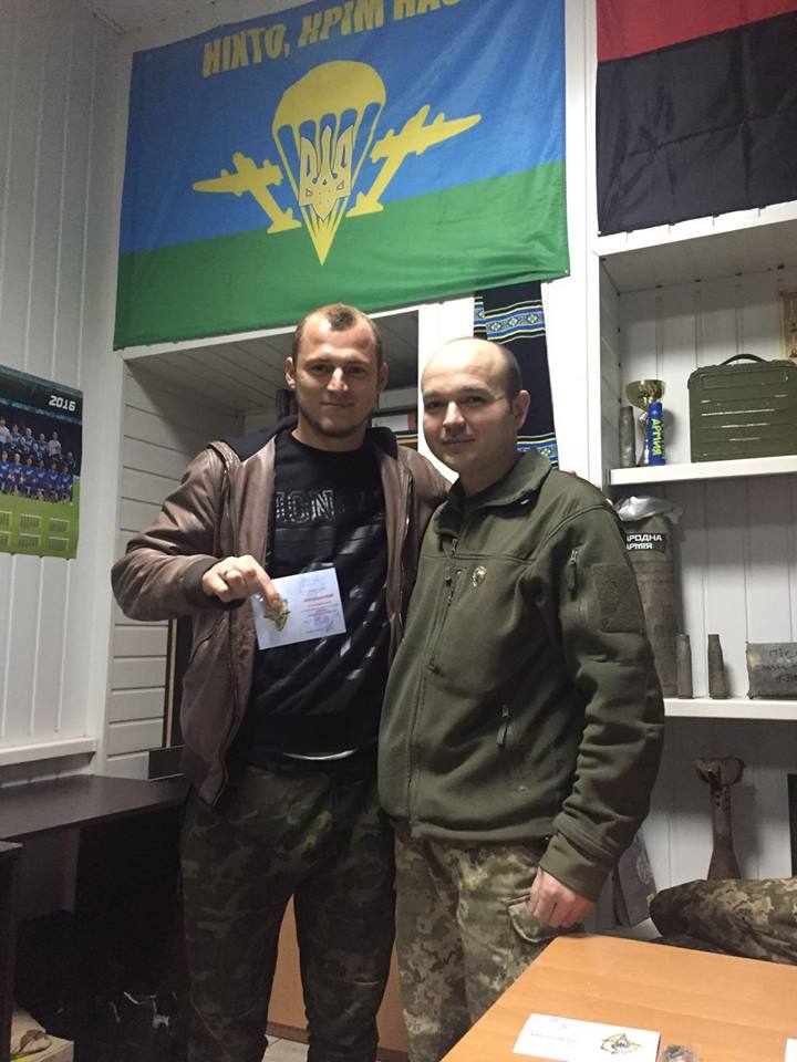 Українському футболісту привезли подарунки з АТО - фото 1
