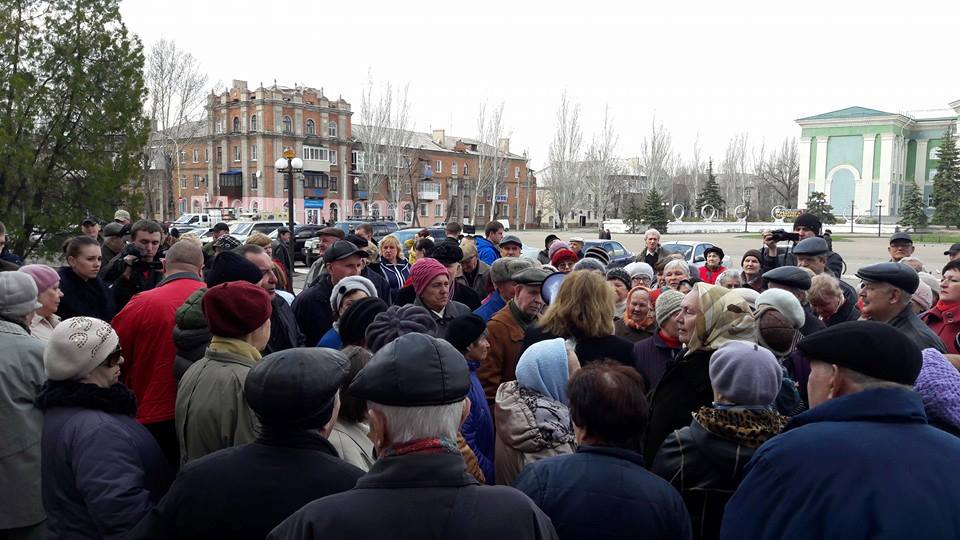 У Сєвєродонецьку пенсіонери пригрозили викинути псевдомера "за яйця з вікна" (ФОТО) - фото 1