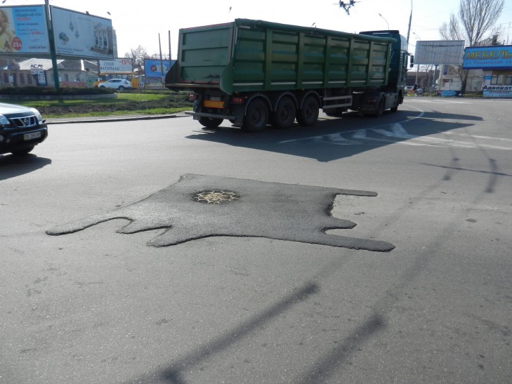 У Миколаєві комунальників примусили переробити "латки-рибки" на дорогах