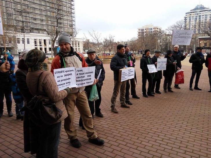 Одесити зібралися біля Театру музкомедії: рятують Французський бульвар - фото 2