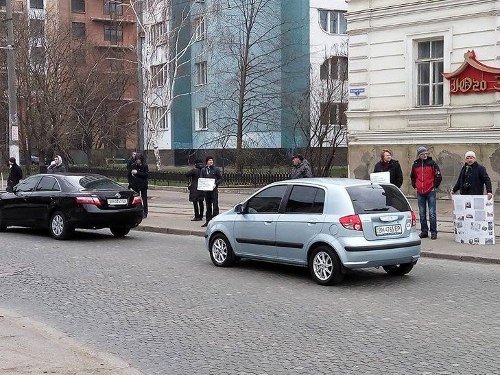 Одесити утворили живий ланцюг уздовж Французскького бульвару - фото 1