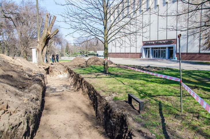 У Дніпропетровську біля історичного музею риють траншеї для музею АТО - фото 1