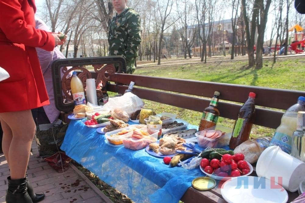 Як у Луганську захват СБУ святкували: бойовики-алконавти, їжа на лавках (ФОТО)  - фото 1