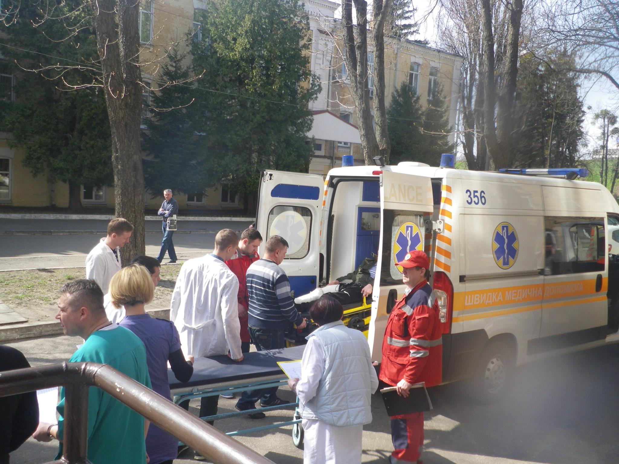 До військового шпиталю у Києві привезли ще 13 поранених (ФОТО) - фото 4