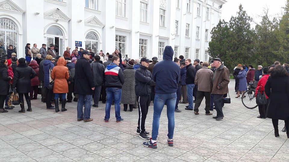 У Сєвєродонецьку пенсіонери пригрозили викинути псевдомера "за яйця з вікна" (ФОТО) - фото 2