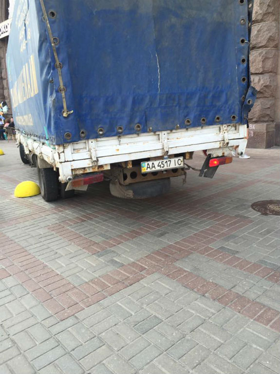Нахабні будівельники знесли бетонні півкулі на тротуарі Хрещатику  - фото 4