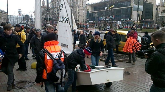 До Кличка навідалися мітингувальники з човнами - фото 1