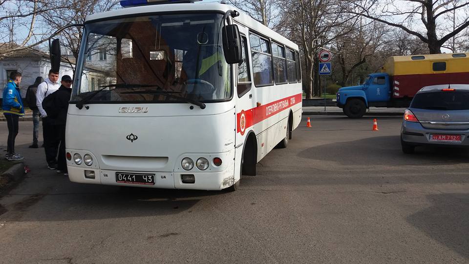 У Миколаєві автобус рятувальників підбив легковик - фото 1
