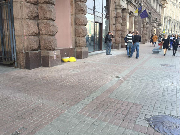 Нахабні будівельники знесли бетонні півкулі на тротуарі Хрещатику  - фото 2