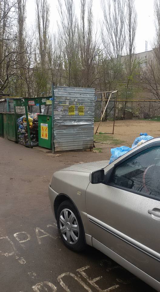 У Миколаєві "доброзичливі люди" закидали авто сусіда сміттям - фото 1