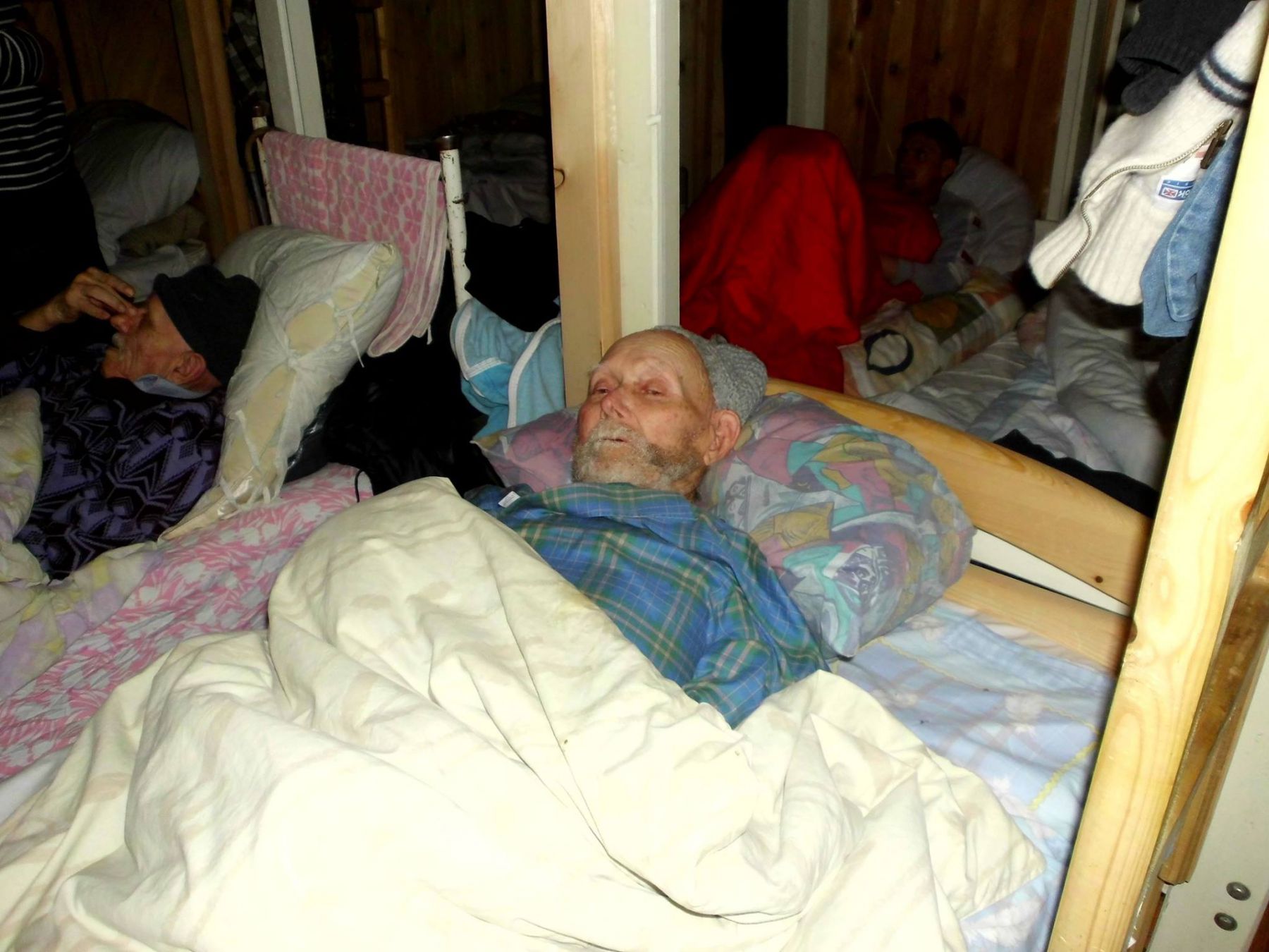 Як волонтери та військові рятують немічних покинутих стариків на Донбасі (ФОТО) - фото 2