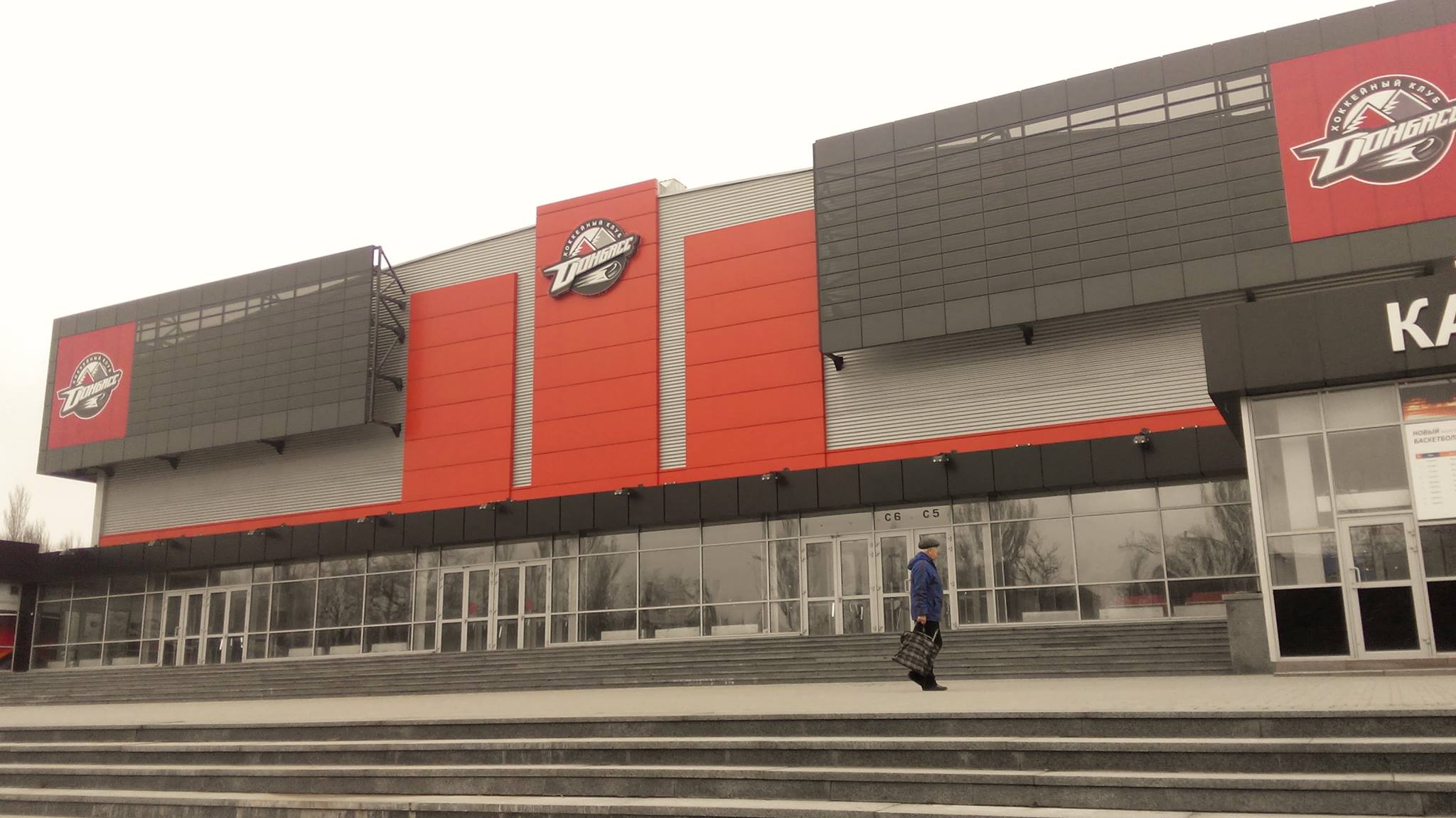 Окупанти так і не відновили хокейну "Арену Дружбу" у Донецьку (ФОТО) - фото 3