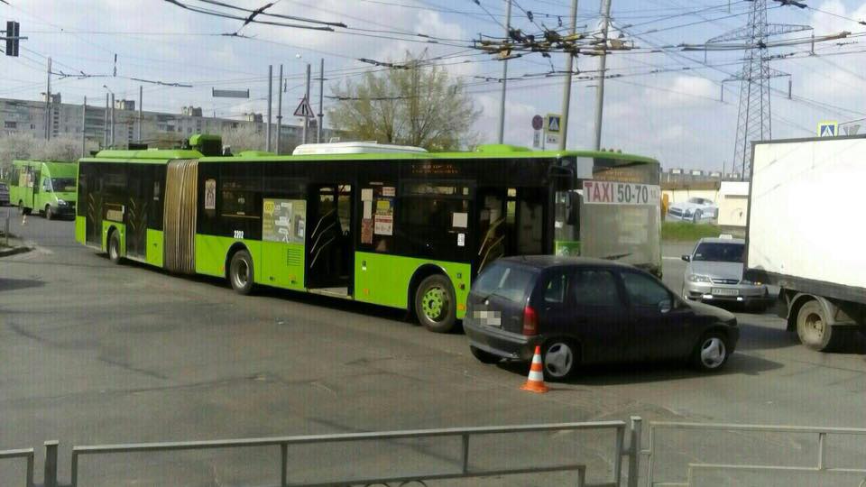 У Харкові тролейбус з пасажирами потрапив у ДТП: є постраждалі  - фото 1