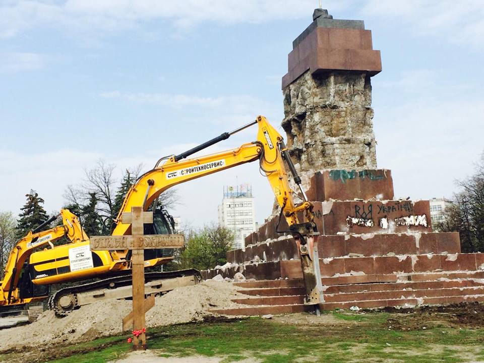 "Акуратніше довбай": Як у Харкові добивають пам’ятник Леніну (ФОТО) - фото 3