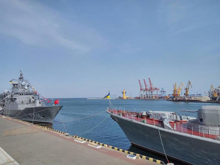 В порт Одеси завітали військові кораблі Туреччини - фото 3