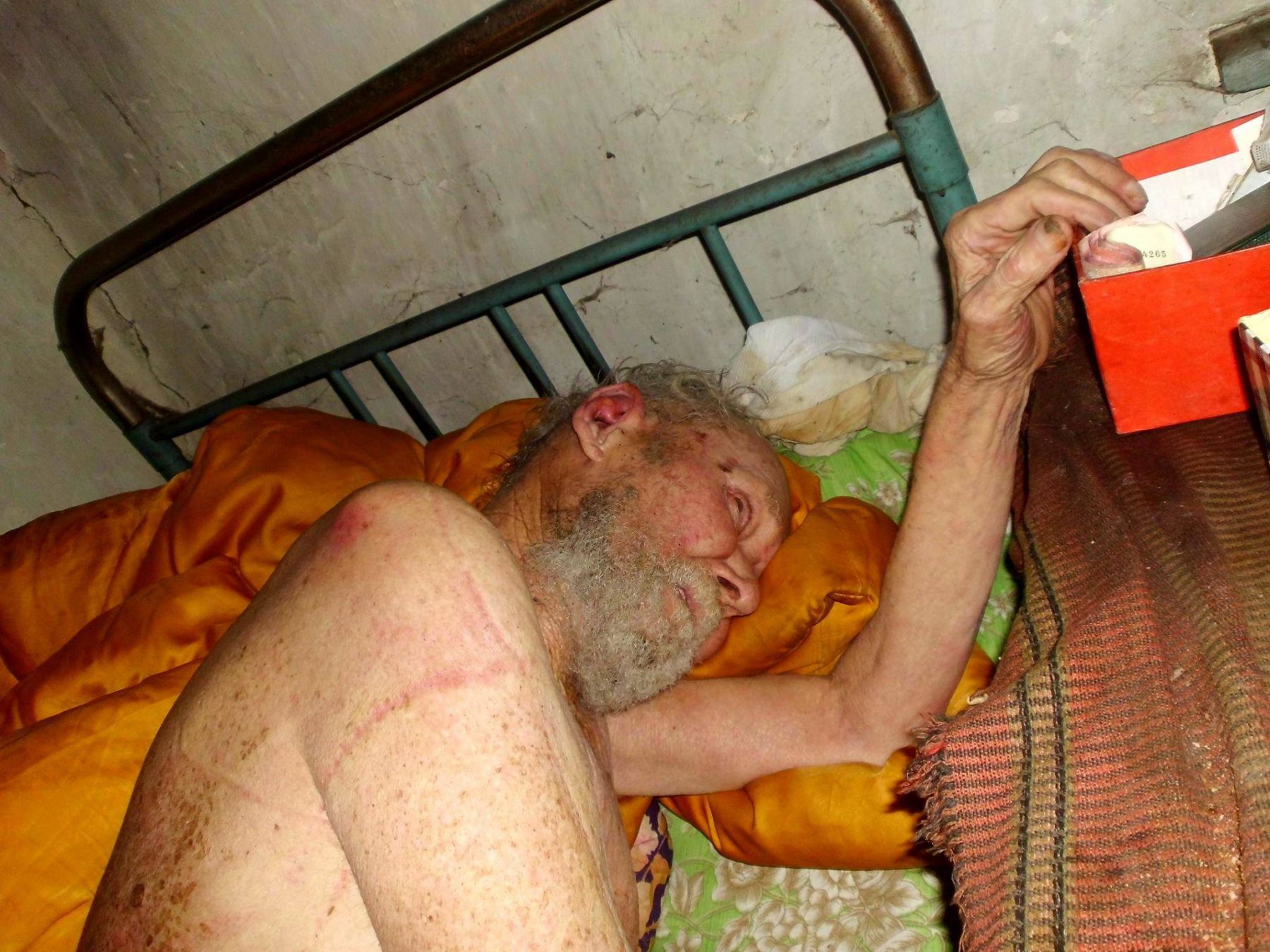 Як волонтери та військові рятують немічних покинутих стариків на Донбасі (ФОТО) - фото 1