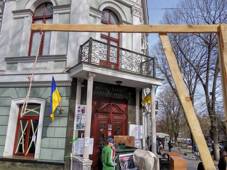 Ативісти порівняли облпрокуратуру Одещини з туалетом - фото 4