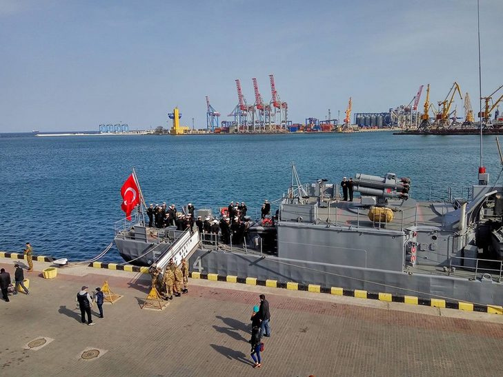 В порт Одеси завітали військові кораблі Туреччини - фото 1