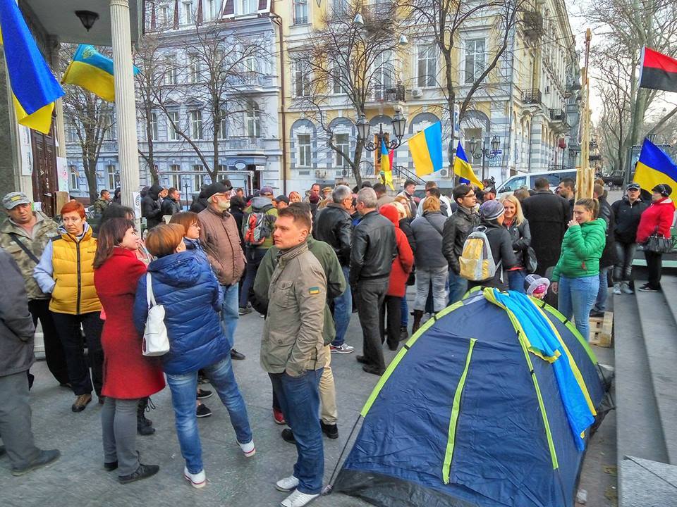 Під Одеською облпрокуратурою мітингуючі розділились на два табори - фото 1