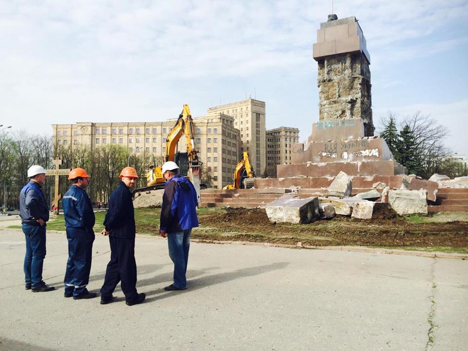 "Акуратніше довбай": Як у Харкові добивають пам’ятник Леніну (ФОТО) - фото 2