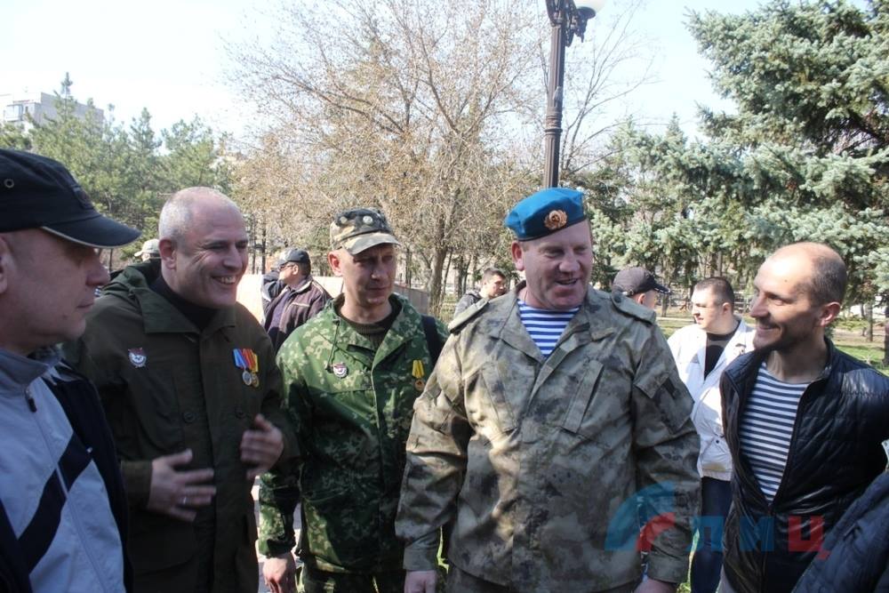 Як у Луганську захват СБУ святкували: бойовики-алконавти, їжа на лавках (ФОТО)  - фото 2