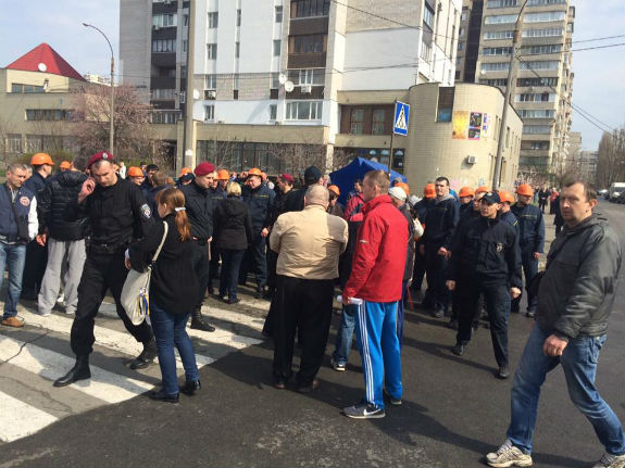 Кияни намагалися заблокувати скандальне будівництво на Микільській Слобідці: сталася бійка - фото 1