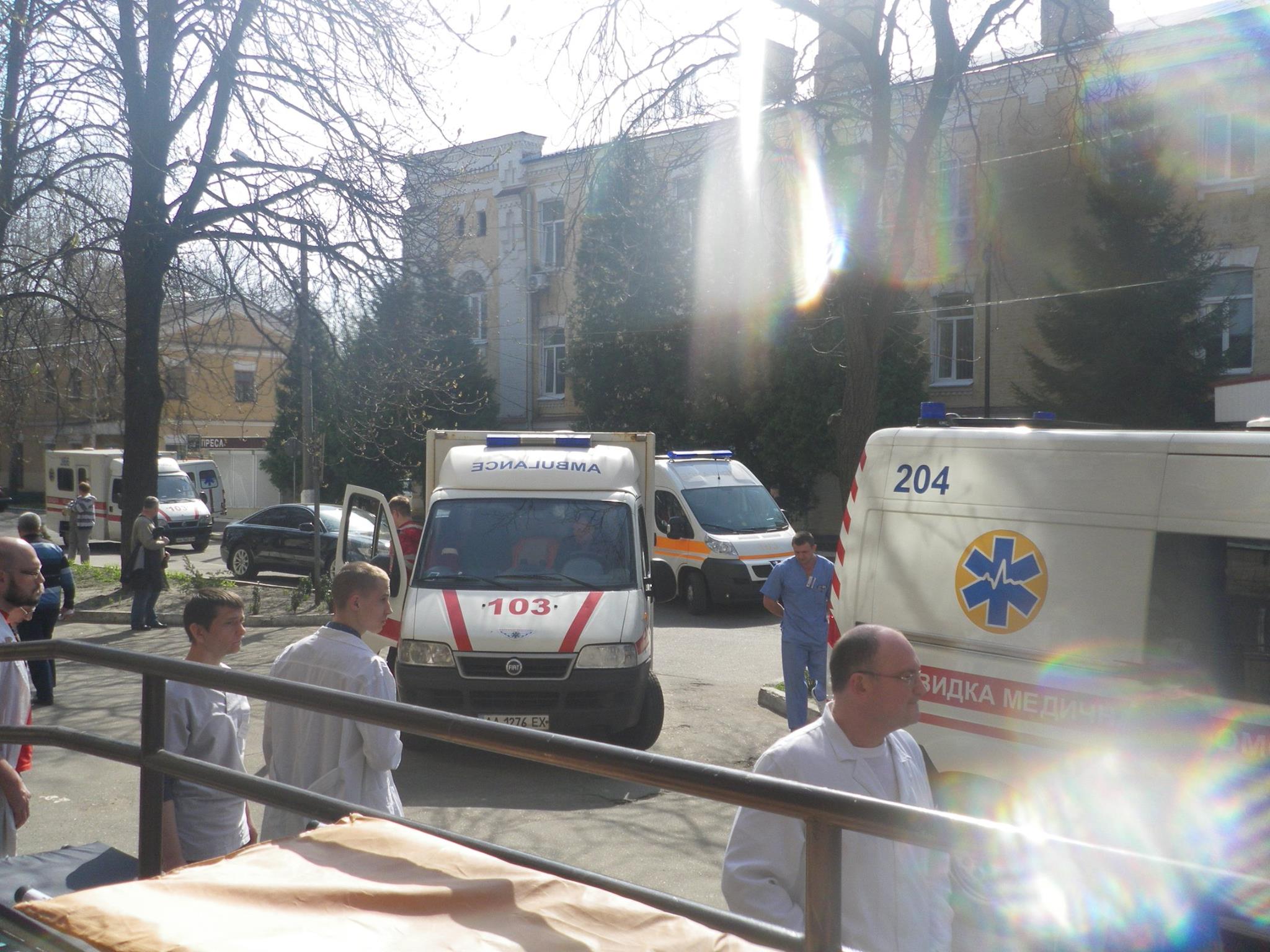 До військового шпиталю у Києві привезли ще 13 поранених (ФОТО) - фото 1