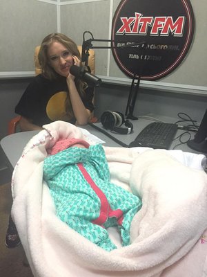 Новонароджена донька Тоні Матвієнко побувала на радіоефірі - фото 1