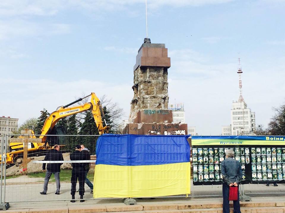 "Акуратніше довбай": Як у Харкові добивають пам’ятник Леніну (ФОТО) - фото 1