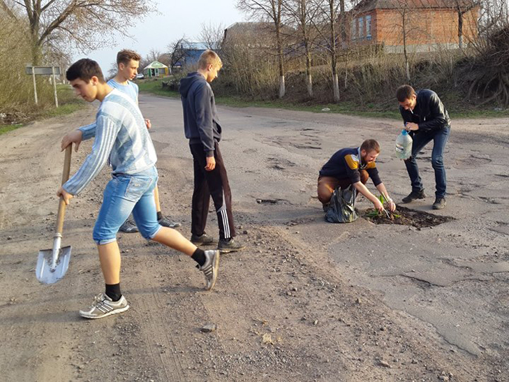На Сумщині активісти перетворили придорожню яму на клумбу - фото 1