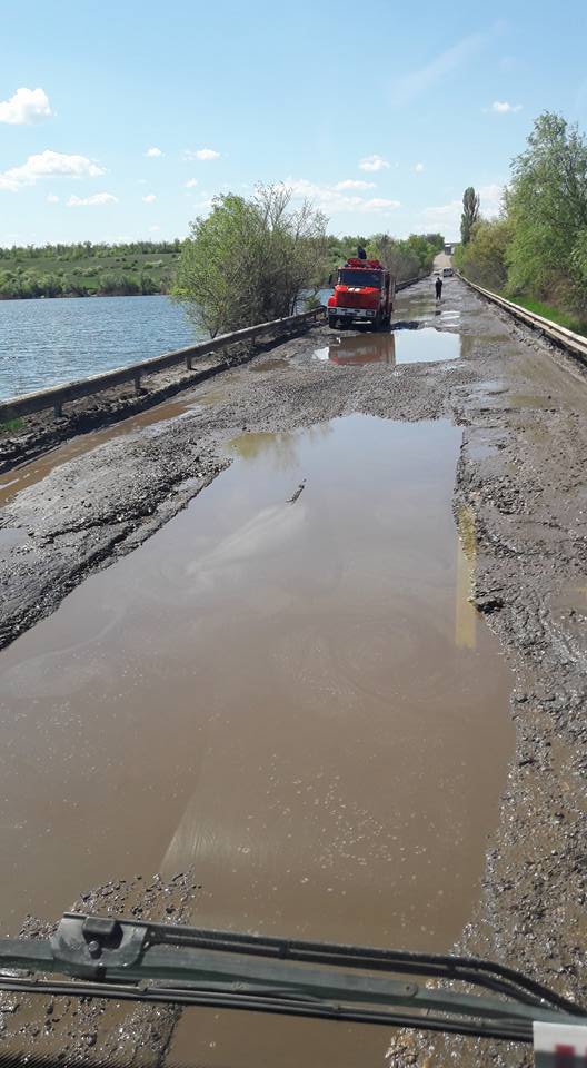 Водії "тролять" владу за стан траси "Миколаїв - Кривий ріг" - фото 1