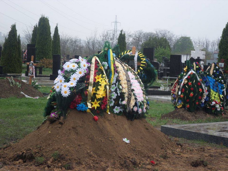 У Дніпропетровську люди на колінах зустрічали тіло загиблого бійця - фото 3