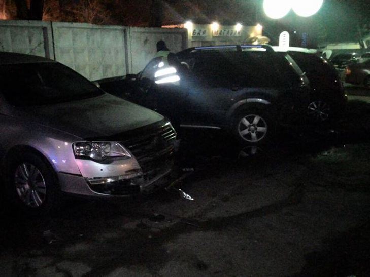 В Одесі машина з іноземними номерами протаранила прикарковані авто та загорілася - фото 3