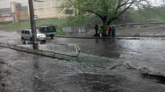 Ллє як з відра: у Києві затопило дороги (ОНОВЛЕНО) - фото 2