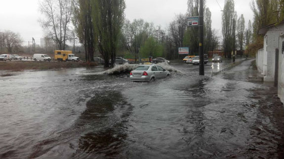 Ллє як з відра: у Києві затопило дороги (ОНОВЛЕНО) - фото 3