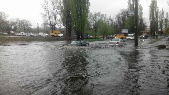 Ллє як з відра: у Києві затопило дороги (ОНОВЛЕНО) - фото 4